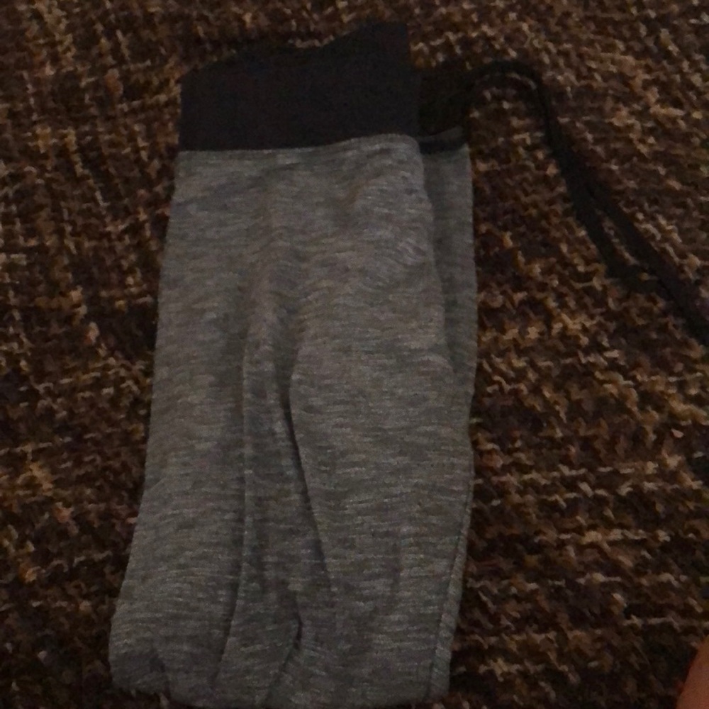 grey leggings/sweatpants